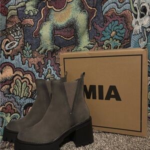 MIA Women's Gray Chelsea Boots